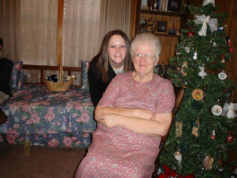 DSC00842.JPG - 2004 - Christmas in Wynndale, MS - Stephanie & cousin Brenda